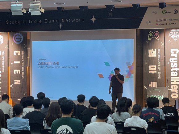 인디 개발자 지원과 시장 활성화를 목표로 출범한 '스토브인디'의 김민수 대리가 강연하고 있는 모습. = 김소미 기자