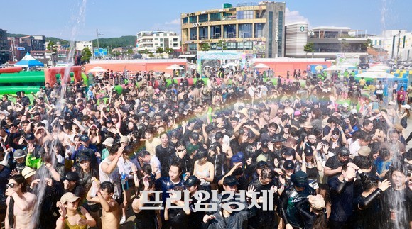 29일 보령 대천해수욕장 머드축제장에서 피서객들이 시원한 물줄기를 맞으며 신나는 머드몹신을 즐기고 있다. ⓒ 프라임경제