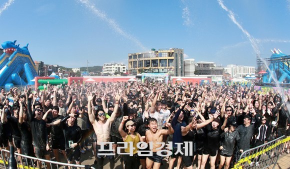29일 보령 대천해수욕장 머드축제장에서 피서객들이 시원한 물줄기를 맞으며 신나는 머드몹신을 즐기고 있다. ⓒ 프라임경제