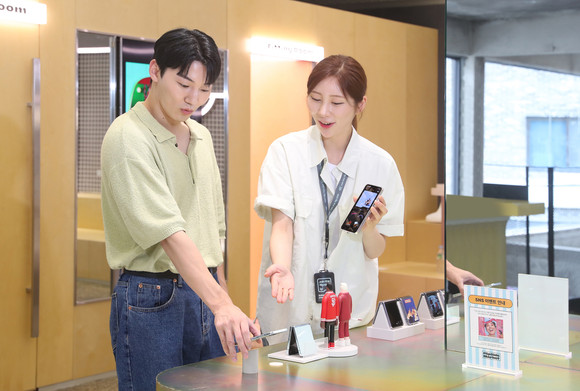 지난 28일 서울 성동구에 위치한 갤럭시 스튜디오 '서울 성수'에서 관람객이 '갤럭시 Z 플립5'를 체험하는 모습. ⓒ 삼성전자