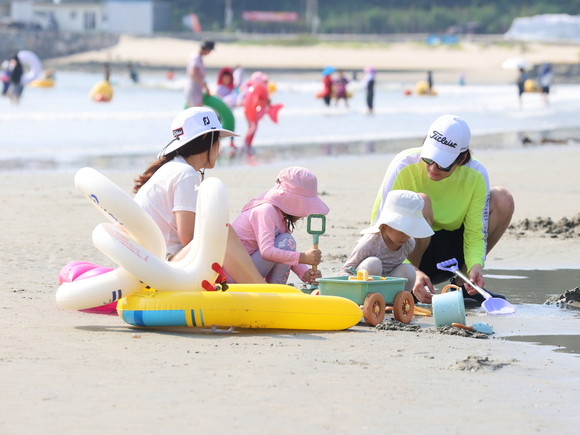 송호해변축제에서 모래놀이를 하고 있는 관광객. ⓒ 해남군