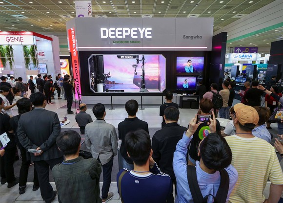 상화는 지난 5월 코엑스에서 열린 'KOBA 2023'에서 AI 로봇틱스 촬영·편집 스튜디오 '딥아이(DEEPEYE)'를 시연해 보였다. ⓒ 상화