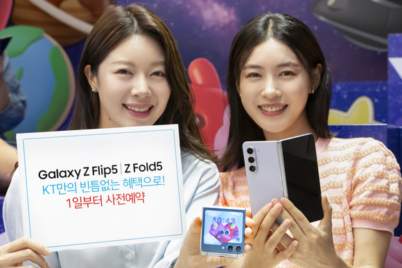 모델이 KT플라자 홍대 애드샵플러스점에서 KT '갤럭시 Z폴더블5 시리즈' 사전 예약을 소개하고 있는 모습. ⓒ KT