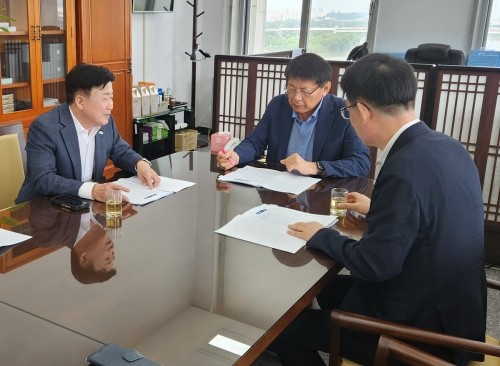 정기명 여수시장이 서삼석 예산결산특별위원장(가운데)과 면담하고 있다. ⓒ 여수시