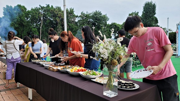 외국인 학생들이 지역특산물 음식을 체험하고 있다. ⓒ 남해군
