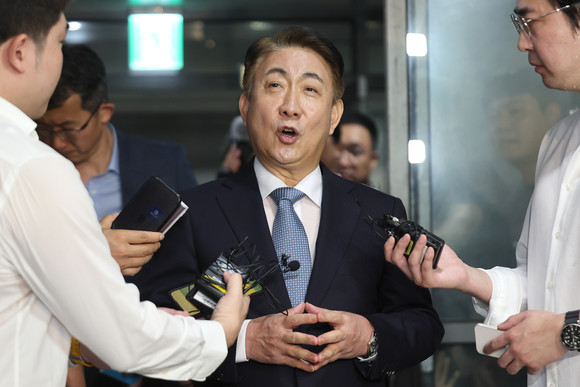이동관 방송통신위원장 후보자가 1일 오전 청문회 준비 사무실이 마련된 경기도 과천시의 한 오피스텔 건물로 출근, 취재진 질문에 답하고 있다. ⓒ 연합뉴스