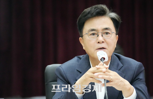 1일 도청 대회의실에서 열린 여성단체 간담회에서 '충남이 17개 시·도에서 가장 앞자리에 설 것'이라면서 충남발전의 포부를 밝히고 있는 김태흠 지사. ⓒ 프라임경제
