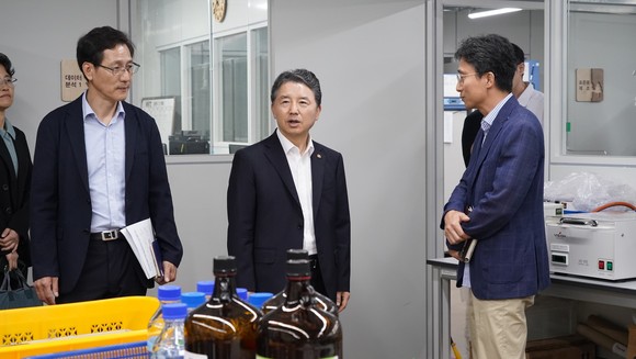 남성현 산림청장(가운데)이 1일 오전 대전 유성구 한국임업진흥원 임업기술실용화센터를 방문해 관계자로부터 임산물 잔류 농약 검사 등에 대해 설명을 듣고있다. ⓒ 산림청