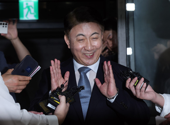 이동관 방송통신위원장 후보자가 1일 오전 청문회 준비 사무실이 마련된 경기도 과천시의 한 오피스텔 건물로 출근, 취재진 질문에 답하고 있다. ⓒ 연합뉴스