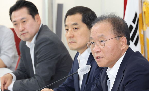국민의힘 윤재옥 원내대표가 2일 오전 서울 여의도 국회에서 열린 무량판 공법 부실시공 관련 기자간담회에서 발언하고 있다. ⓒ 연합뉴스