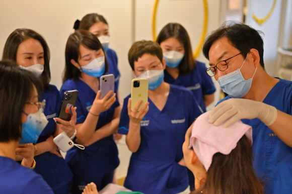 지난달 29~31일 아시아 주요 5개국 KOL을 대상으로 진행한 휴젤 'GLAM for Asia 2023' 행사에서 세븐데이즈 성형외과 황승국 원장이 현장 시연을 하고 있다. © 휴젤