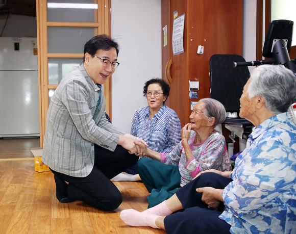 하승철 군수가 적량면 경로당 찾아 어르신들의 안부를 묻고 있다. ⓒ 하동군