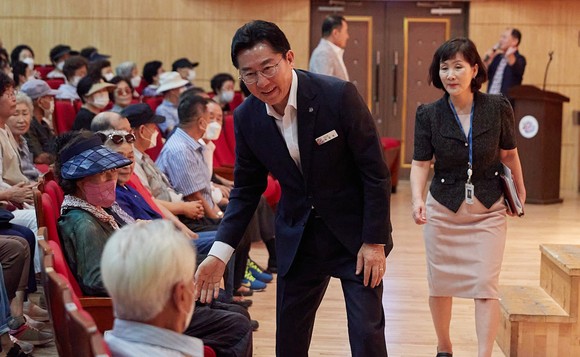 박경귀 아산시장이 지난 1일 노인일자리 및 사회활동 지원사업 참여자 교육에 참석해 어르신들과 악수를 나누고 있다고 밝혔다. ⓒ 아산시