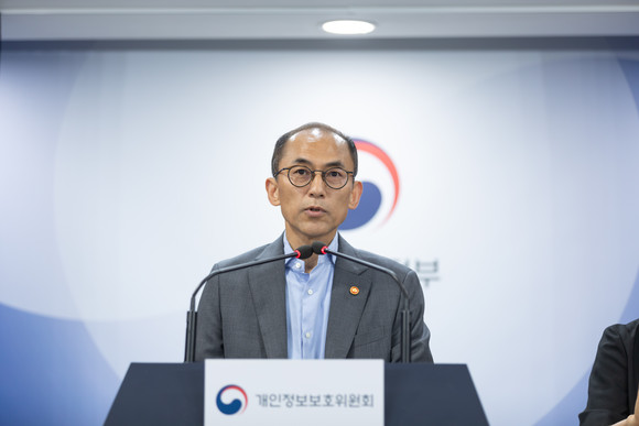 고학수 개인정보보호위원회 위원장이 3일 서울 종로구 정부청사 합동브리핑실에서 인공지능 시대 안전한 개인정보 활용 정책방향 브리핑을 하고 있다. ⓒ 개인정보보호위원회