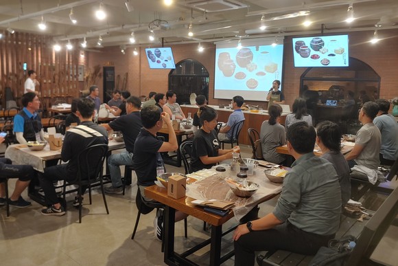귀농귀촌 체험에 참여한 제대군인과 가족들이 익산시에서 준비한 장만들기에 참여하고 있다. ⓒ 제대군인지원센터