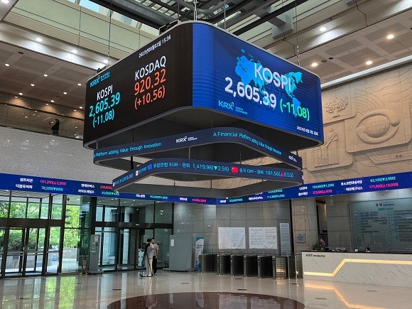 3일 서울 영등포구 여의도 한국거래소 전광판에 코스피 지수가 전장 2616.47대비 11.08p(-0.42%) 하락한 2605.39를 나타내고 있다. ⓒ 프라임경제