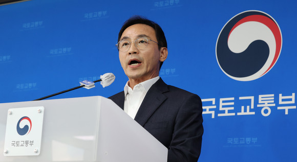 김오진 국토교통부 1차관이 3일 세종시 정부세종청사에서 '민간아파트 무량판 구조 조사계획'과 관련해 브리핑하고 있다. ⓒ 연합뉴스