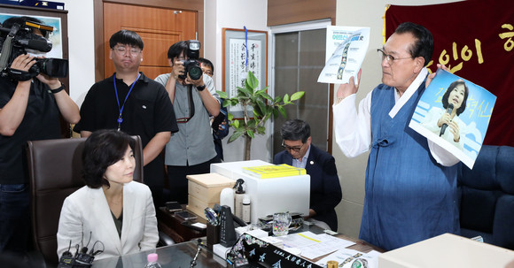 3일 용산 대한노인회 중앙회에서 김호일 회장이 노인폄하 발언 사과를 위해 방문한 더불어민주당 김은경 혁신위원장을 만나고 있다. ⓒ 연합뉴스
