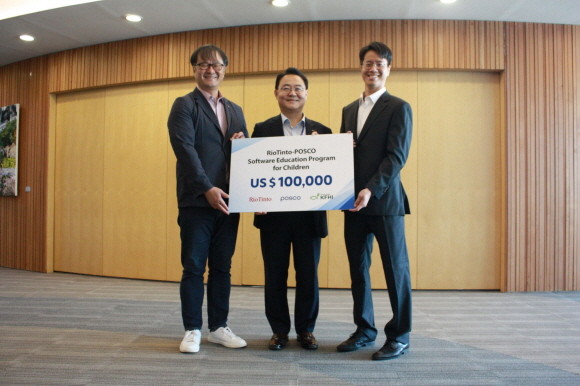 지난 3일 포스코가 리오틴토와 함께 조성한 GEM매칭펀드 기금 10만달러를 희망친구 기아대책에 전달했다. ⓒ 포스코