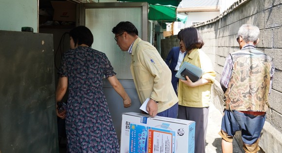 신동헌 천안시 부시장이 4일 쪽방촌 등 기온변화에 취약한 주거취약계층을 방문해 지속되는 폭염 속 주민의 안전을 살피고 있다. ⓒ 천안시