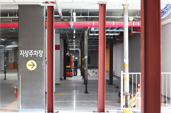 지난 3일 지하 주차장 무량판 구조 기둥 일부에 철근이 빠진 것으로 확인된 경기도 오산시 한 LH 아파트에서 보강 작업이 진행되고 있다. ⓒ 연합뉴스