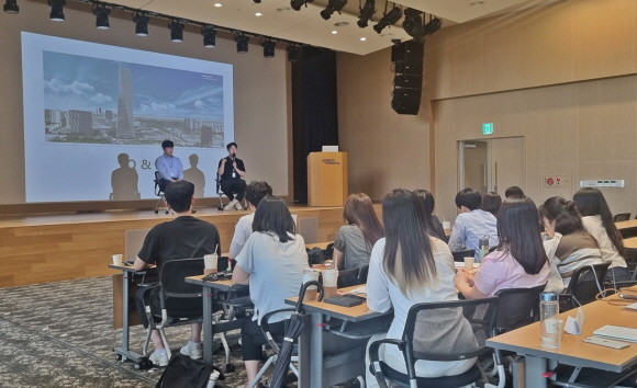 포스코인터내셔널 송도사옥에서 취업 토크콘서트를 진행하는 모습. ⓒ 포스코인터내셔널