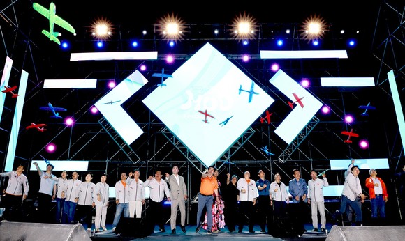 '제26회 보령머드축제' 폐막식 공연에서 퍼포먼스를 하고 있는 김동일 보령시장과 관계자들. ⓒ 프라임경제