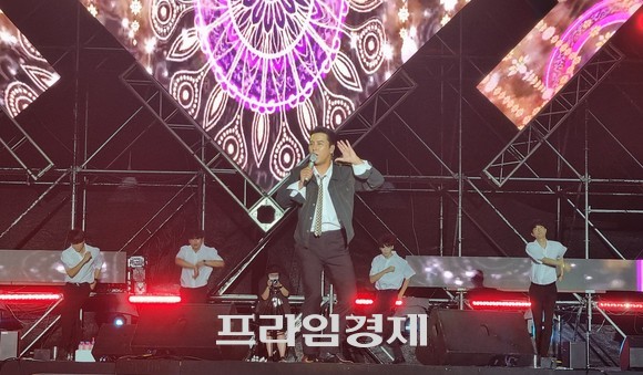 '제26회 보령머드축제' 폐막식 공연을 하고 있는 가수 장민호. ⓒ 프라임경제