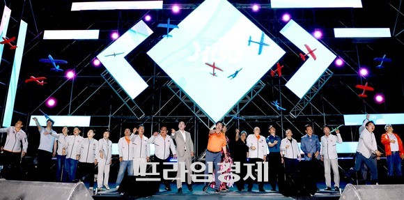 '제26회 보령머드축제' 폐막식 공연에서 퍼포먼스를 하고 있는 김동일 보령시장과 관계자들. ⓒ 프라임경제