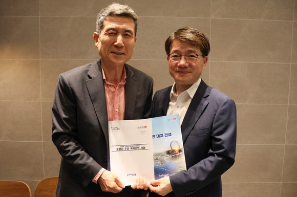 이강덕 포항시장(좌측)이 7일 김동일 기재부 예산실장(우측)을 만나 영일만대교 건설과 이차전지 특화단지 후속 사업 등 지역 주요 국비 건의사업에 대해 설명했다. ⓒ 포항시청