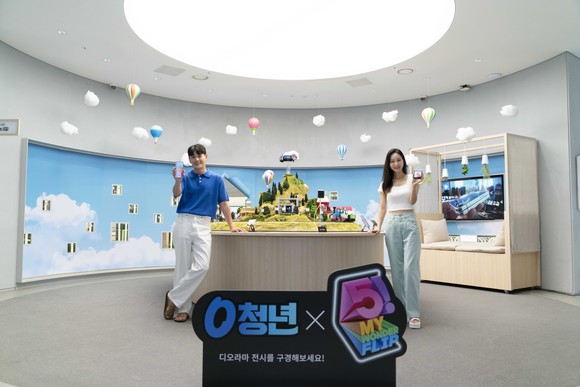 SK텔레콤 홍보모델이 SKT 플래그십 스토어 T팩토리에 설치된 원더플립 미니어처존을 소개하는 모습. ⓒ SK텔레콤