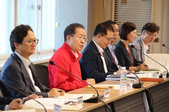 홍준표 대구시장이 태풍 대비 긴급 안전점검 회의를 주재하고 있다. ⓒ 대구시