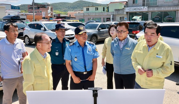 김동일 보령시장이 8일 오천항 및 대천항 등을 방문해 시설물 피해가 우려되는 지역에 대한 현장점검을 하고 있다. ⓒ 보령시