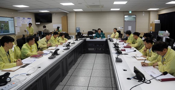 8일 재난안전상황실에서 열린 부서별 대처 상황 보고회 개최모습. ⓒ 아산시