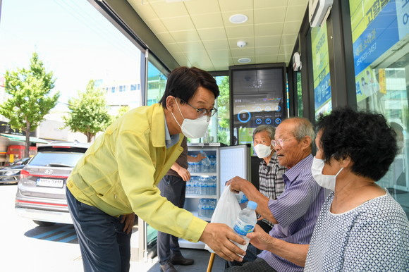 박남서 영주시장이 버스 이용객에 생수를 전달하고 있다. ⓒ 영주시