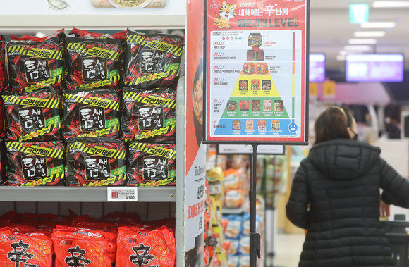 최근 식품기업이 잇달아 '매운맛 신제품'을 출시하는 건 단순 기호가 아닌 불경기 상황을 반영했기 때문이라고 전문가들은 입을 모은다. ⓒ 연합뉴스