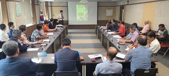 남해마늘연구소가 친환경농업 발전 간담회를 개최하고 있다. ⓒ 남해군
