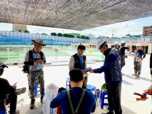 GS건설 '최고안전책임자' 우무현 사장은 지난 8일 장위자이 레디언트 현장을 방문해 온열질화 예방을 위한 현장 점검을 실시했다. Ⓒ GS건설