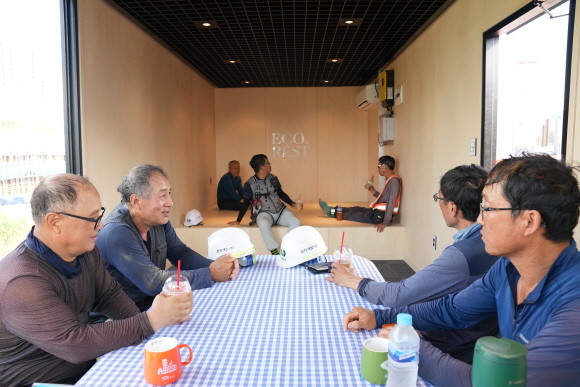 포스코이앤씨은 국내 최초 태양광 이동식 건설 근로자 쉼터 '에코&레스트'를 개발해 근로자 건강에 앞장서고 있다. Ⓒ 포스코이앤씨