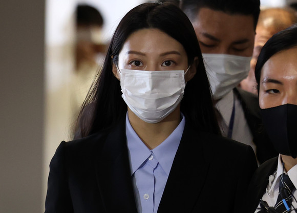 조국 전 법무부 장관 딸 조민씨가 지난 3월 부산대 의전원(의학전문대학원) 입학허가 취소 관련 재판에 증인으로 출석하고 있다. ⓒ 연합뉴스