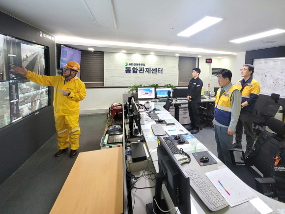 권오갑 HD현대 회장이 10일 오전 종합관제센터를 찾아 태풍 상황을 점검하고 있다. ⓒ HD현대