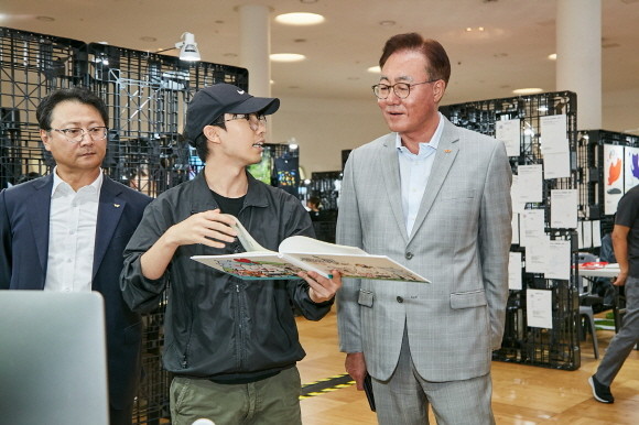김준 SK이노베이션 부회장이 출품작을 보며 학생 및 교수진과 작품에 대한 의견을 주고받고 있다. ⓒ SK이노베이션