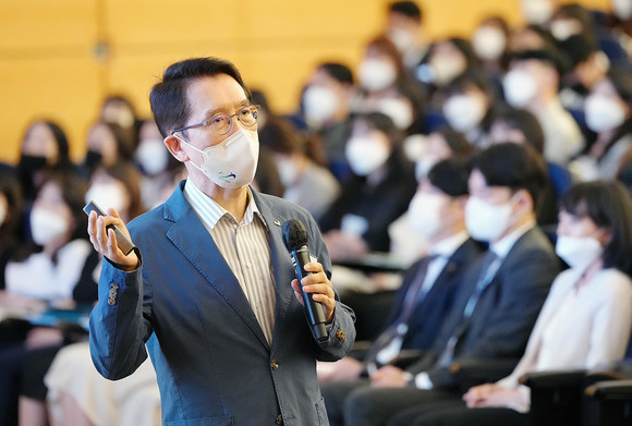신창재 교보생명 대표이사가 지난달 27일 하반기 경영설명회에 참여해 발언하고 있는 모습. ⓒ 교보생명