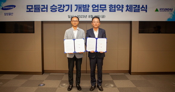 조인수 삼성물산 M&E 본부장(왼쪽), 이태원 현대엘리베이터 CTO가 11일 서울 강동구 상일동에 위치한 삼성 글로벌 엔지니어링센터에서 열린 업무협약 체결식을 마친 후 기념 촬영을 하고 있다. ⓒ 현대엘리베이터
