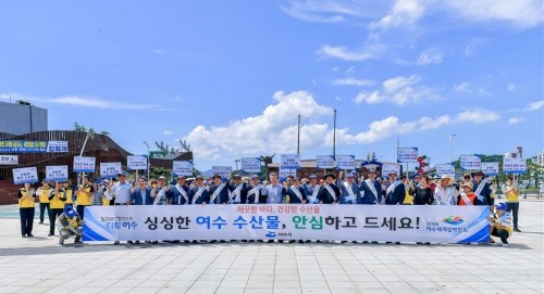 지난 4일 이순신광장 일원에서 '싱싱한 여수 수산물 안심하고 드세요'라는 슬로건 아래 '수산물 소비 촉진 캠페인'을 펼쳤다 ⓒ 여수시