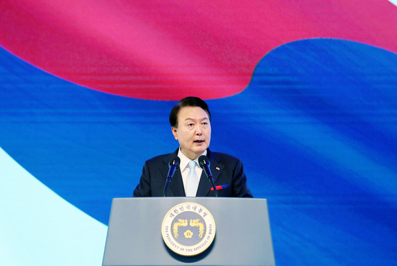 윤석열 대통령이 15일 서울 서대문구 이화여대 대강당에서 열린 '제78주년 광복절 경축식'에서 경축사를 하고 있다. ⓒ 연합뉴스