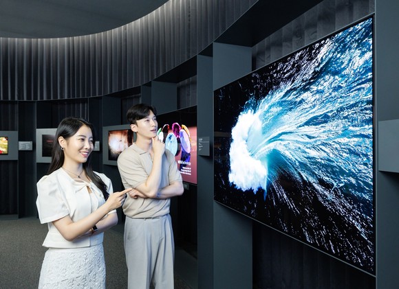 '메타 테크놀로지'를 적용한 3세대 OLED TV 패널을 감상하는 모습. ⓒ LG디스플레이