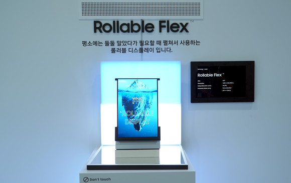 삼성디스플레이가 'K-Display 2023'에서 선보인 5배 이상 확장 가능한 12.4형 '롤러블 플렉스' 제품. ⓒ 삼성디스플레이