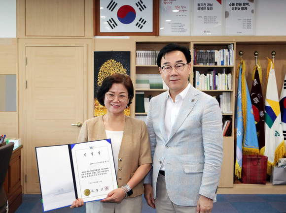 하승철 하동군수가 홍애련 하동예술단 총괄운영자로 임명하고 있다. ⓒ 하동군