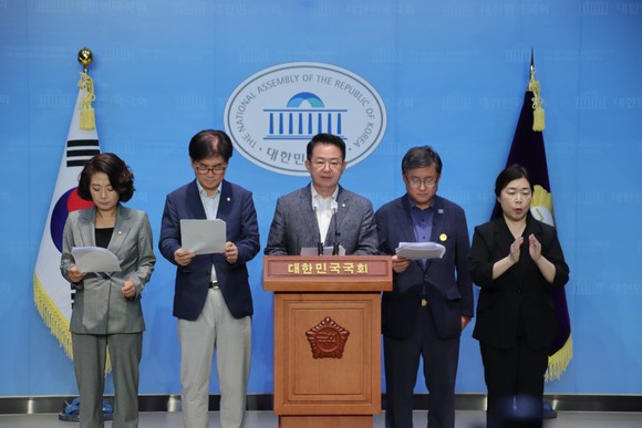16일 국회 소통관에서 '더불어민주당 후쿠시마원전오염수해양투기저지총괄대책위원회' 소속 이용빈·양이원영·김성환·이용선 의원의 기자회견 모습. ⓒ 이용빈 국회의원실